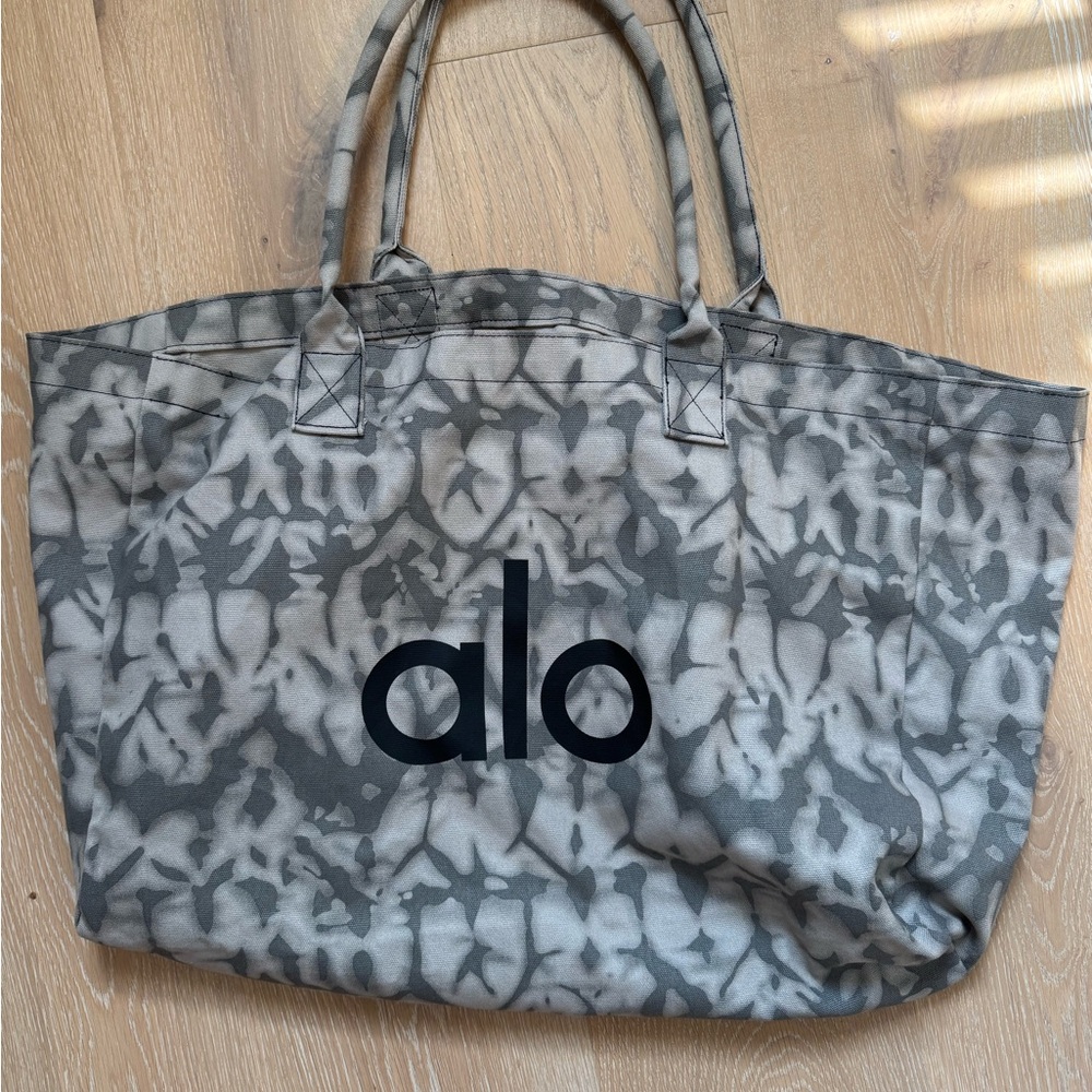 ALO Yoga Gray Geometric Tote Bag